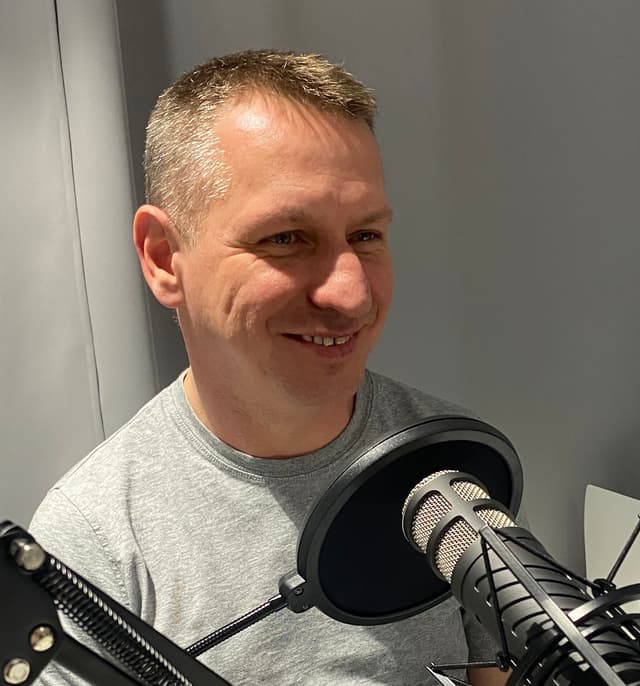 Lider i menadżer, inżynier oprogramowania, tworzący m.in. serwisy gazeta.pl, Merlin.com.pl, Empik.com, Allegro.pl i wiele innych.